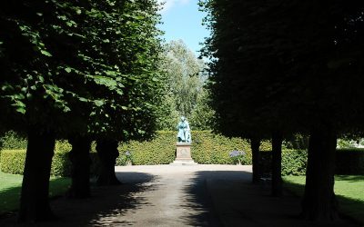 1280px-Statue_of_Hans_Christian_Andersen._Kongens_Have_(King’s_Gardens)._Copenhagen,_Denmark,_Northern_Europe 1280px-Statue_of_Hans_Christian_Andersen._Kongens_Have_(King's_Gardens)._Copenhagen,_Denmark,_Northern_Europe